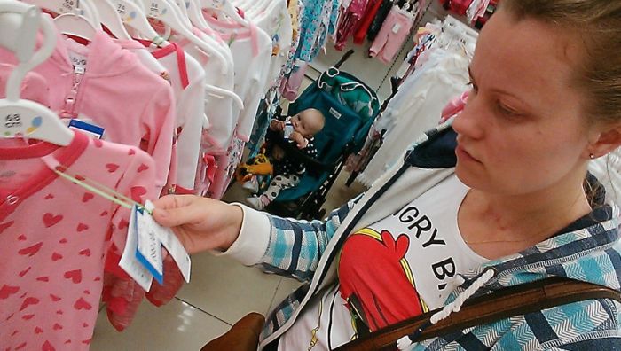 Woman Uses A Selfie Stick To Document A Day In The Life Of A Mom (26 pics)