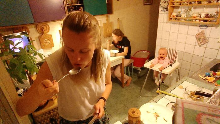 Woman Uses A Selfie Stick To Document A Day In The Life Of A Mom (26 pics)