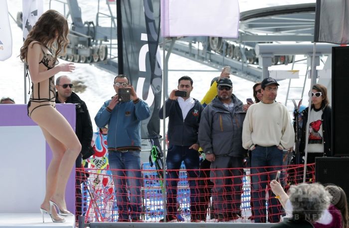 Sexy Models Show Off Lingerie And Swimwear At Ski And Fashion 2016 (22 pics)