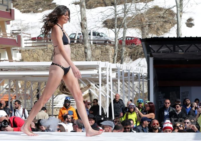 Sexy Models Show Off Lingerie And Swimwear At Ski And Fashion 2016 (22 pics)