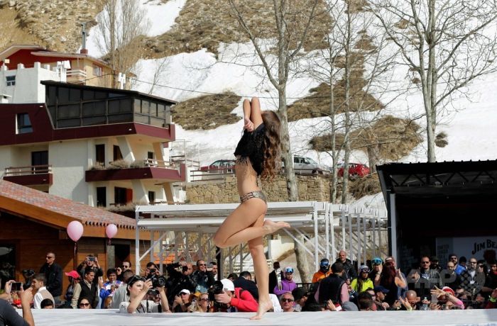 Sexy Models Show Off Lingerie And Swimwear At Ski And Fashion 2016 (22 pics)