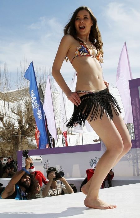 Sexy Models Show Off Lingerie And Swimwear At Ski And Fashion 2016 (22 pics)