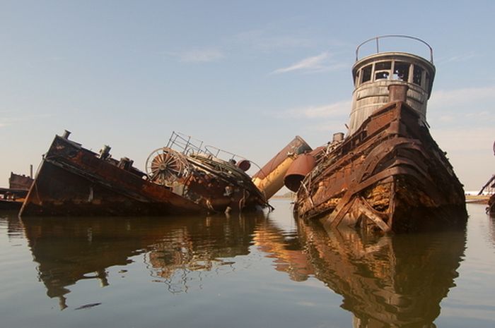 A New York City Harbor Has Become A Graveyard For Old Ships (27 pics)