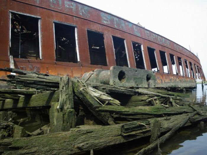 A New York City Harbor Has Become A Graveyard For Old Ships (27 pics)