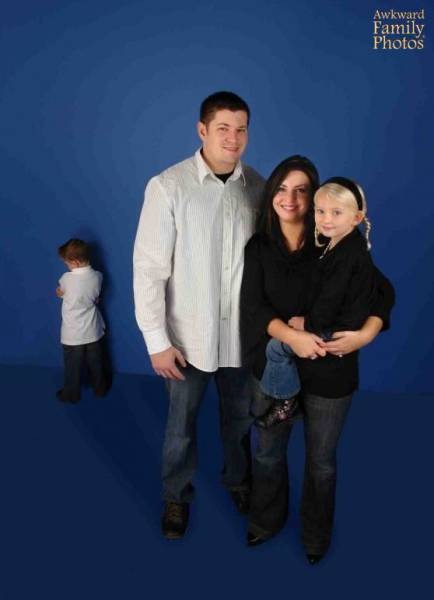 Kids Who Completely Ruined A Nice Family Portrait (33 pics)