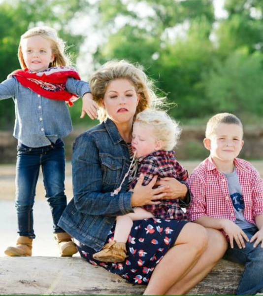Kids Who Completely Ruined A Nice Family Portrait (33 pics)