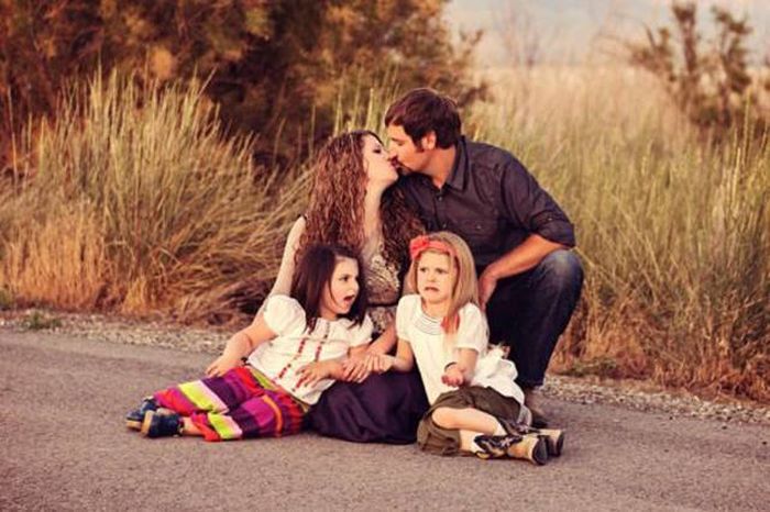 Kids Who Completely Ruined A Nice Family Portrait (33 pics)