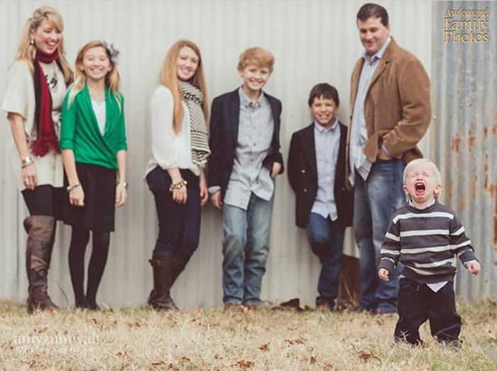 Kids Who Completely Ruined A Nice Family Portrait (33 pics)