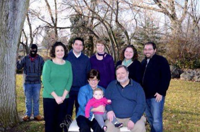 Kids Who Completely Ruined A Nice Family Portrait (33 pics)