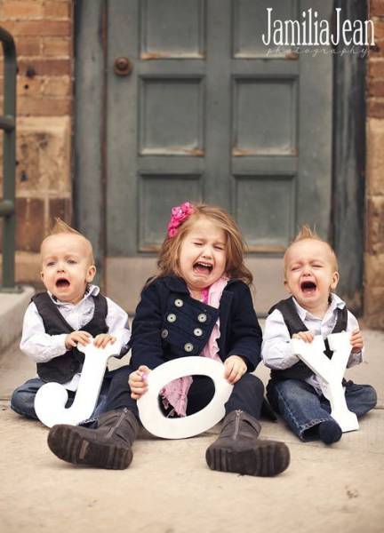 Kids Who Completely Ruined A Nice Family Portrait (33 pics)
