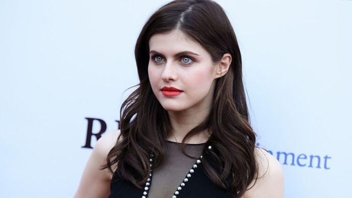 Alexandra Daddario Is One Of Hollywood's Hottest Actresses (10 pics)
