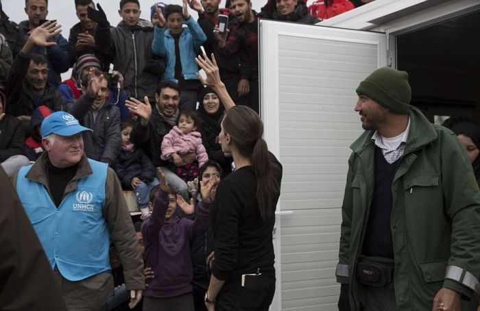 Angelina Jolie Meets With Hundreds Of Star Struck Immigrants In Greece (10 pics)