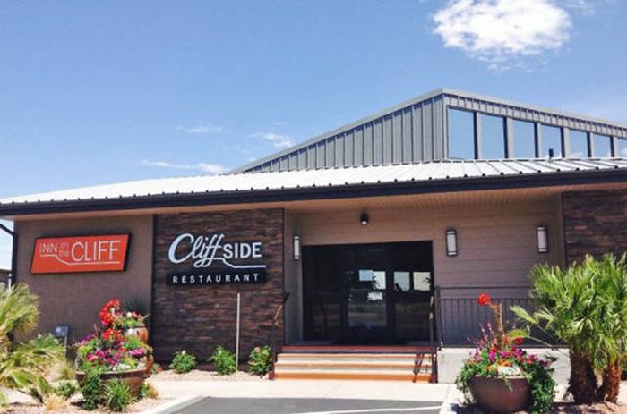 There's An Amazing Story Behind This Server's Tip (3 pics)