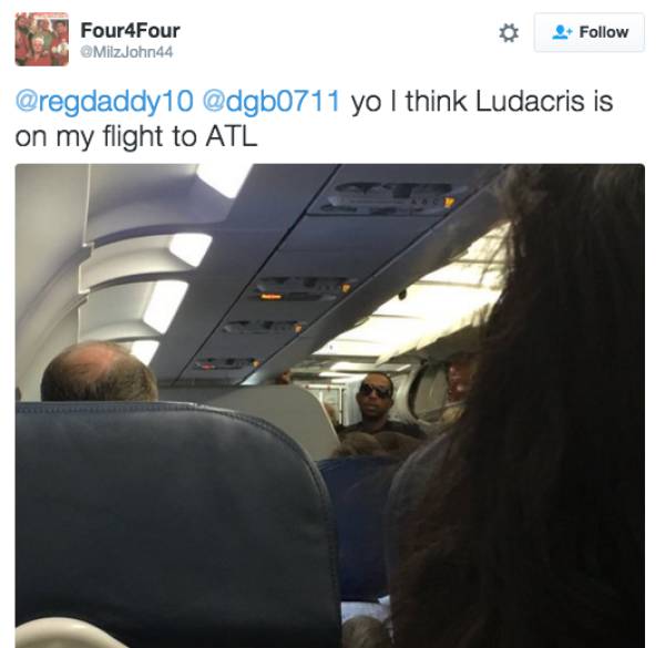 Random Celebrities Who Got Spotted On Airplanes (21 pics)