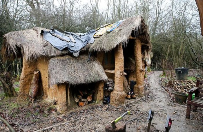 Meet The Man Who's Been Living In A London Mud Hut For 4 Years (9 pics)