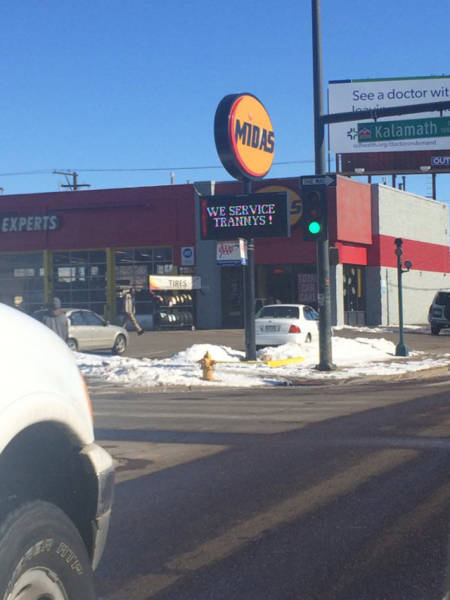 Strange And Hilarious Signs That Will Either Scare You Or Make You Laugh (40 pics)