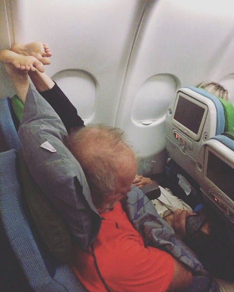Situations Everybody Tries To Avoid While Flying On An Airplane (42 pics)