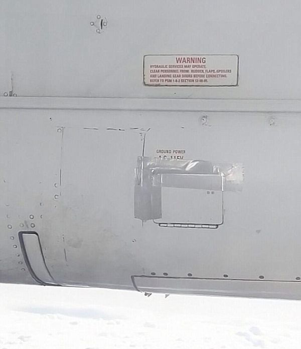 This Is Not What You Want To See When You're Flying (2 pics)
