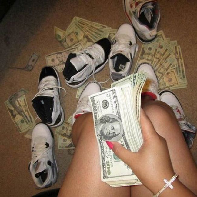 Strippers Always Seem To Be Swimming In Money (22 pics)