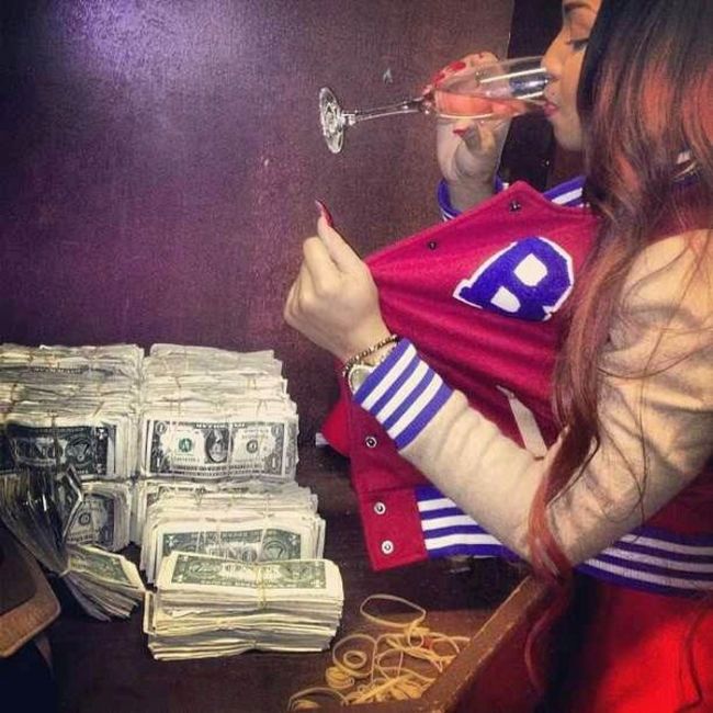 Strippers Always Seem To Be Swimming In Money (22 pics)