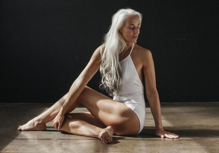 60 Year Old Model Gets People Talking With New Swimsuit Ads (7 pics)