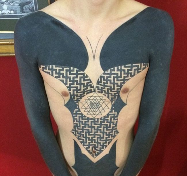 Blackout Tattoos Are Becoming A Big Trend In The Tattoo World (9 pics)