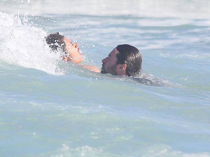 Hugh Jackman Rescues His Son And Other Swimmers From Dangerous Waters (4 pics + video)