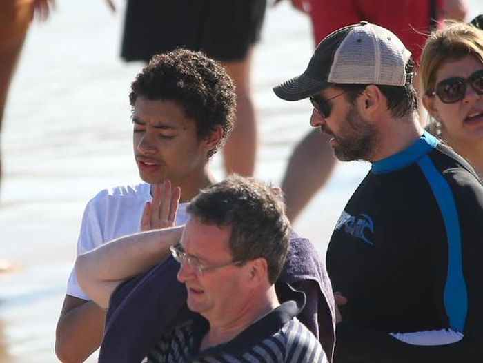 Hugh Jackman Rescues His Son And Other Swimmers From Dangerous Waters (4 pics + video)