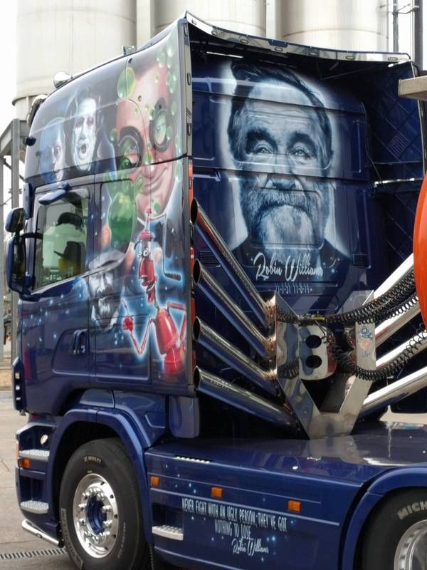Airbrushed Truck Shows Off The Many Faces Of Robin Williams (3 pics)