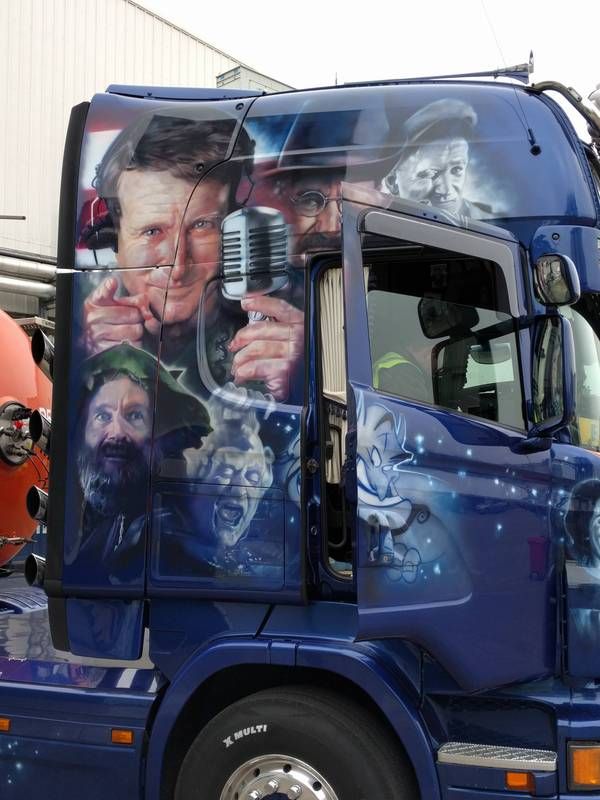 Airbrushed Truck Shows Off The Many Faces Of Robin Williams (3 pics)