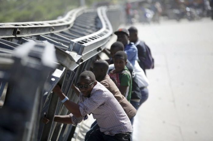Haitian Locals Continue To Cross This Collapsed Bridge (7 pics)