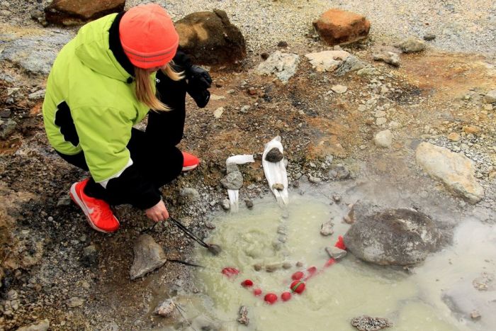 People In Iceland Use Sulfur Springs To Paint Easter Eggs (13 pics)