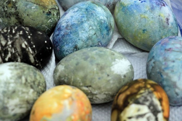 People In Iceland Use Sulfur Springs To Paint Easter Eggs (13 pics)