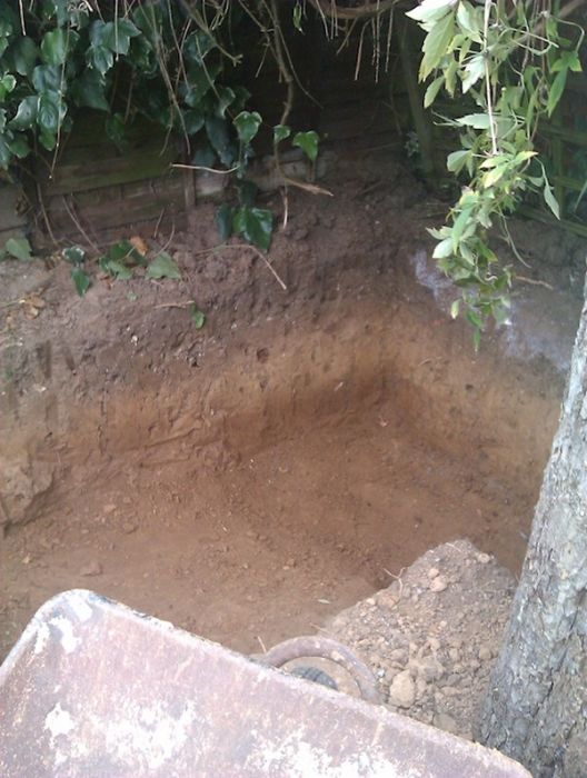 Man Builds Custom Hobbit Hole In His Own Backyard (23 pics)