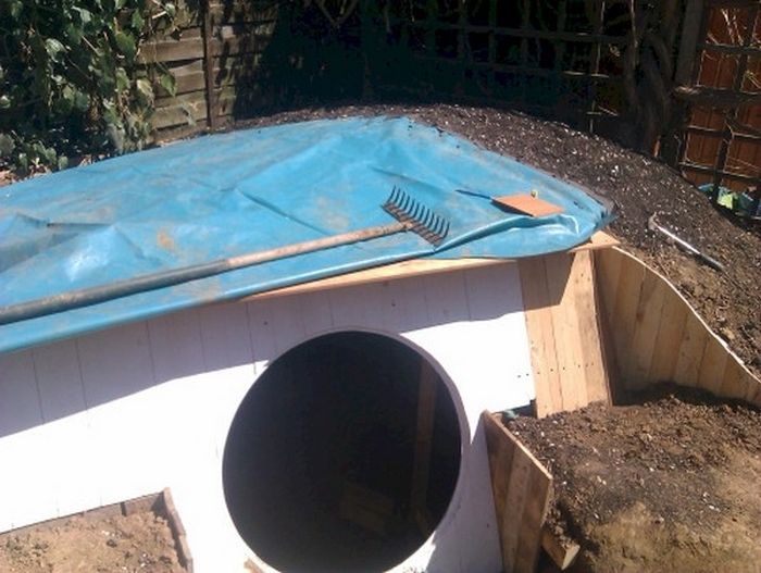 Man Builds Custom Hobbit Hole In His Own Backyard (23 pics)