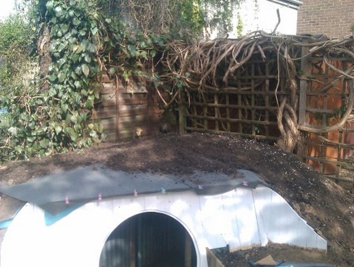 Man Builds Custom Hobbit Hole In His Own Backyard (23 pics)