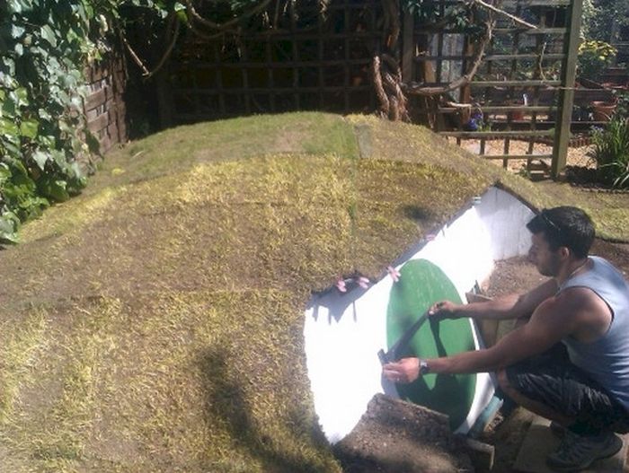 Man Builds Custom Hobbit Hole In His Own Backyard (23 pics)