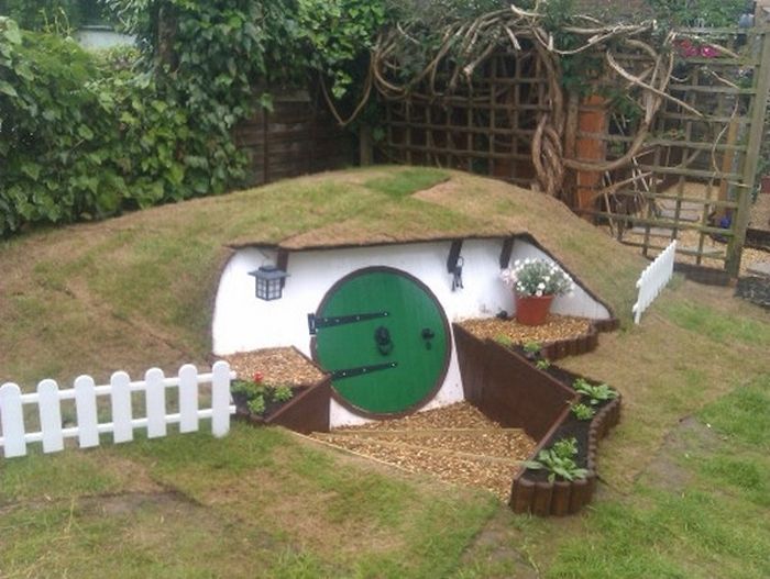 Man Builds Custom Hobbit Hole In His Own Backyard (23 pics)