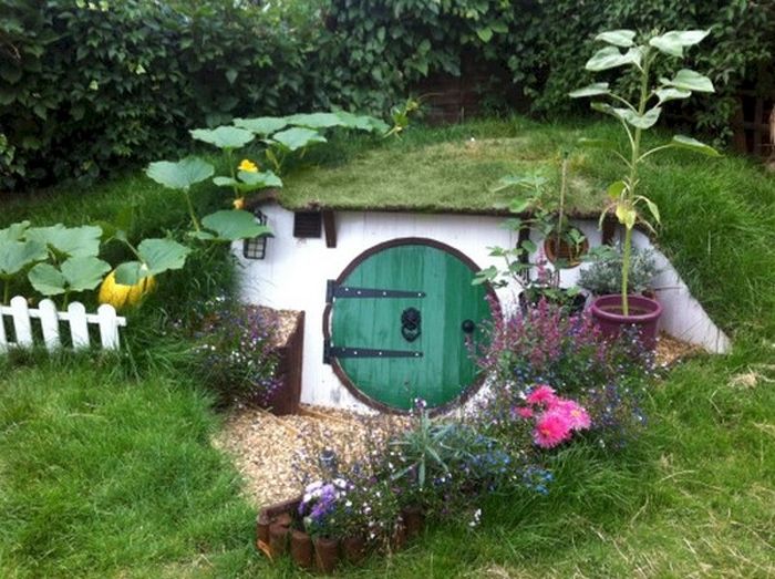 Man Builds Custom Hobbit Hole In His Own Backyard (23 pics)