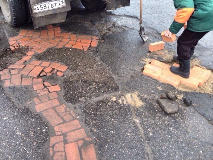 How Russians Repair Holes In The Road (6 pics)