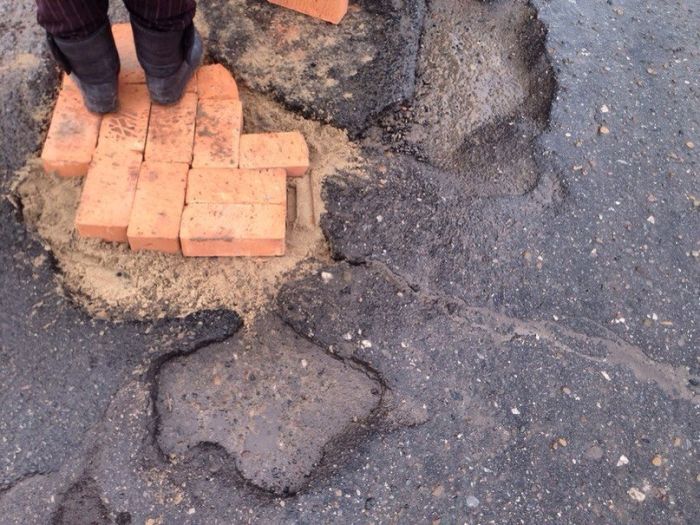 How Russians Repair Holes In The Road (6 pics)