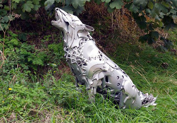 Man Makes Awesome Animal Sculptures Out Of Old Hubcaps (21 pics)