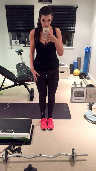 Overweight Woman Transforms Her Body After Being Forced To Buy Two Plane Seats (15 pics)