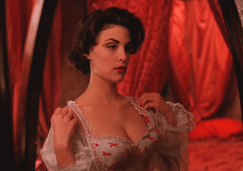 All The Hottest Actresses From The 1990s And Early 2000s (18 gifs)