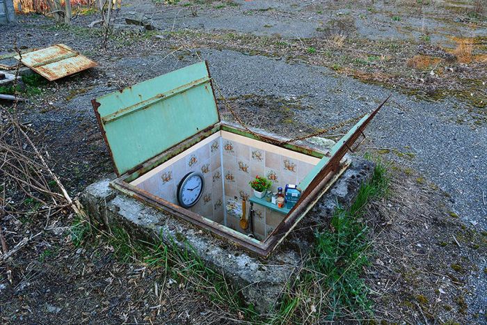 Artist Creates Secret Rooms In Abandoned Manholes In Milan (5 pics)