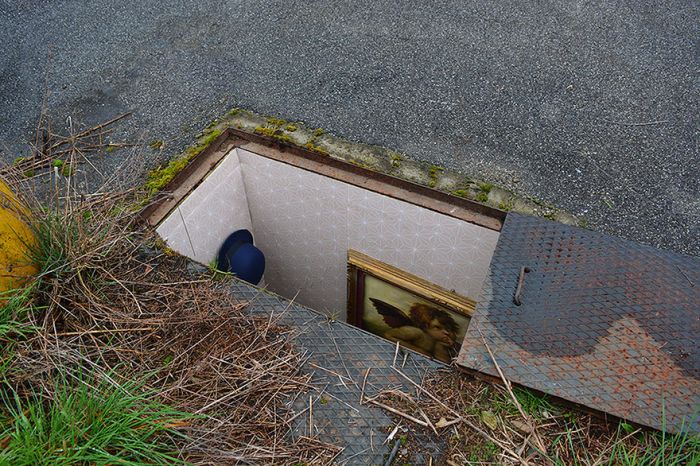 Artist Creates Secret Rooms In Abandoned Manholes In Milan (5 pics)