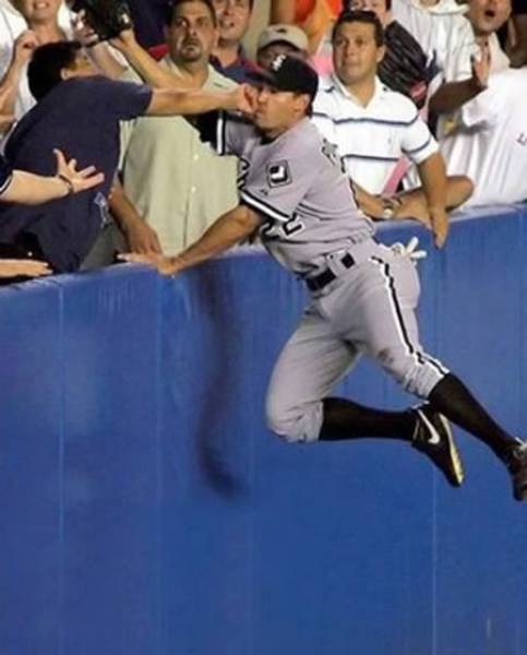 The Most Hilarious Baseball Fails On The Field And Beyond (34 pics)
