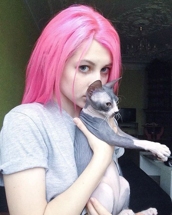 Russian Girl Is Going Viral Because Of Her New Rainbow Cat Undercut (4 pics)