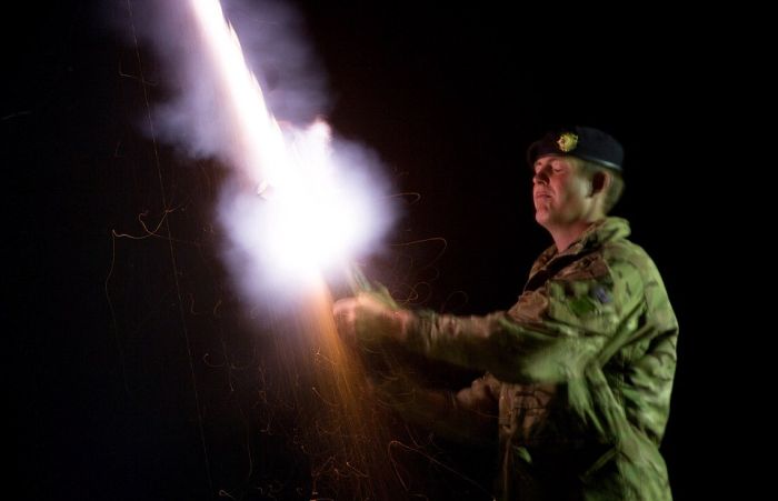 UK Soldiers Light Up The Sky With Shamooli Flares (7 pics)