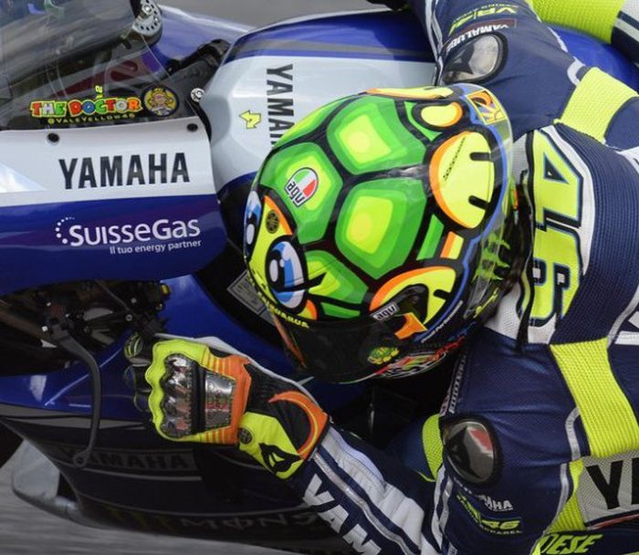 Looking Back On 10 Years Of Awesome Valentino Rossi Helmets (30 pics)